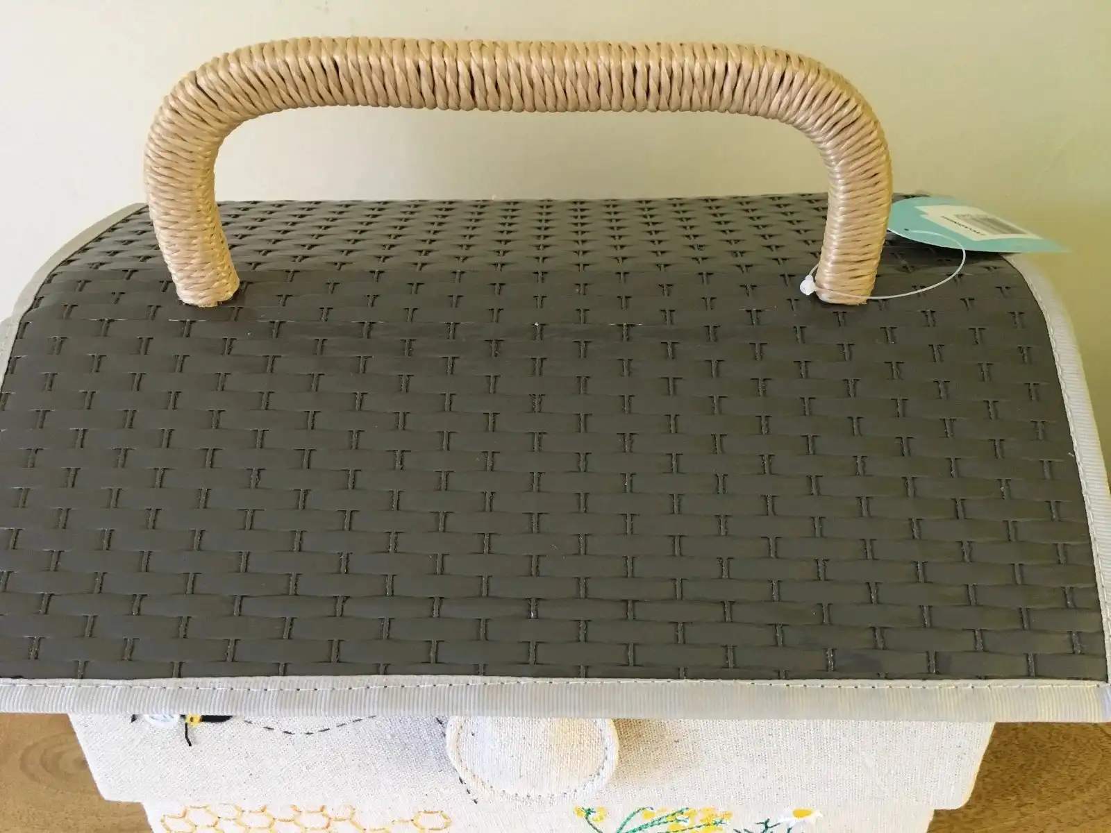 Střední tvarovaný box na šití, pletení a háčkování - Včela